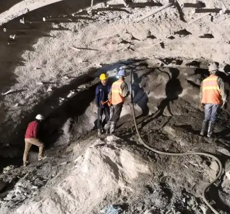 桓仁拱顶带模注浆料的施工流程及注意事项